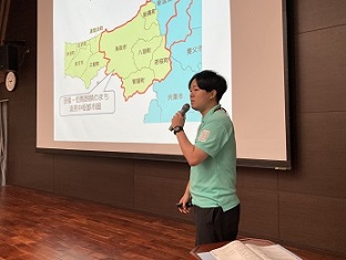 会の様子