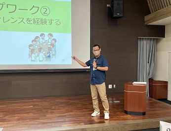 会の様子