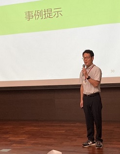 会の様子